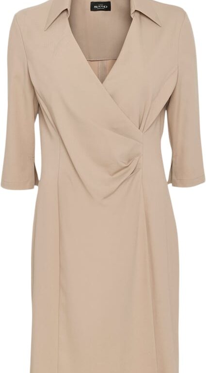 Sand Copenhagen Posh Slit Dress: Cache-coeur, Spids Krave og 3/4 Åbne Ærmer